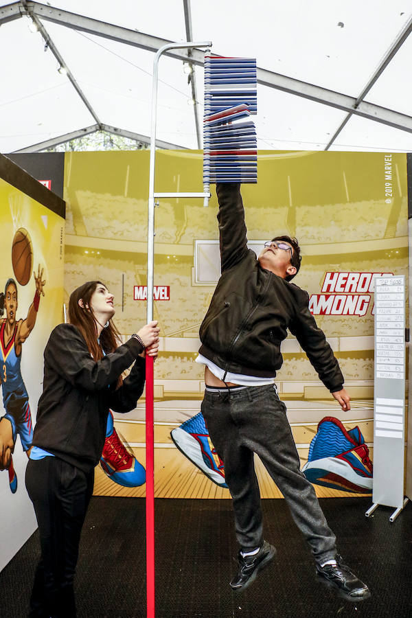 Los aficionados se dejan ver por el centro de la capital alavesa y la Fan Zone durante la segunda jornada de la Final Four 2019