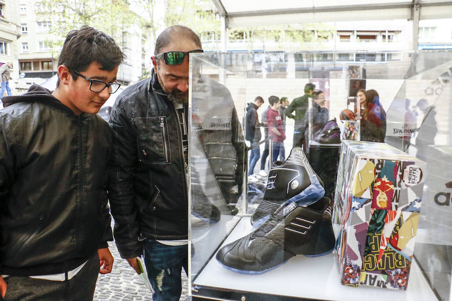 Los aficionados se dejan ver por el centro de la capital alavesa y la Fan Zone durante la segunda jornada de la Final Four 2019