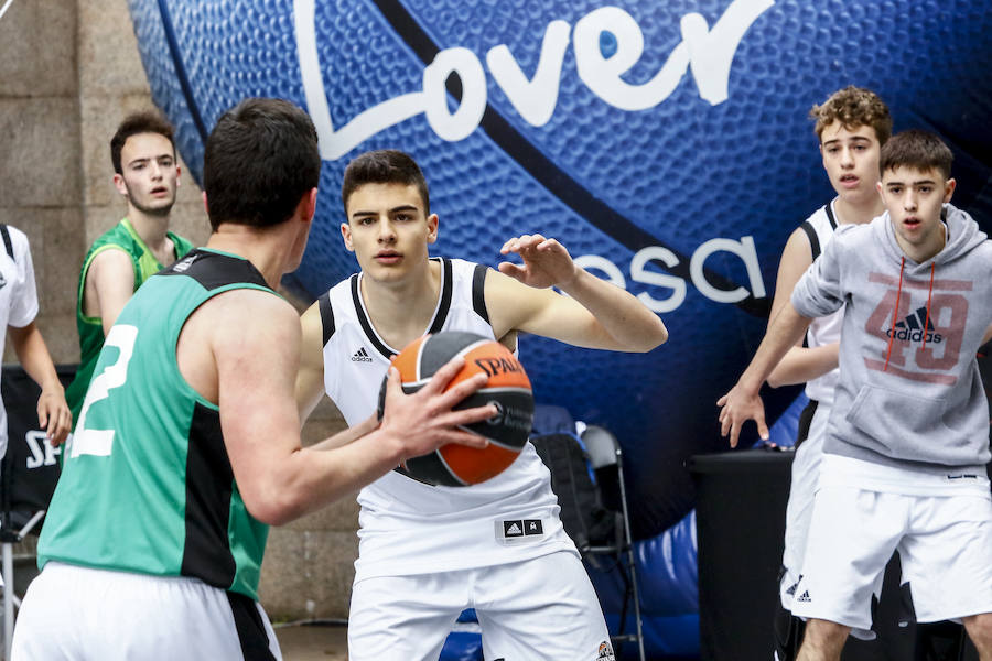 Los aficionados se dejan ver por el centro de la capital alavesa y la Fan Zone durante la segunda jornada de la Final Four 2019