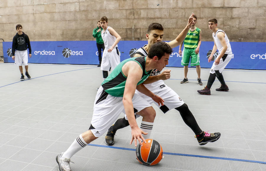 Los aficionados se dejan ver por el centro de la capital alavesa y la Fan Zone durante la segunda jornada de la Final Four 2019