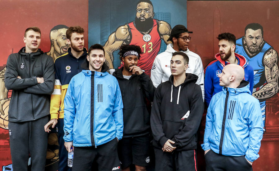 Los aficionados se dejan ver por el centro de la capital alavesa y la Fan Zone durante la segunda jornada de la Final Four 2019