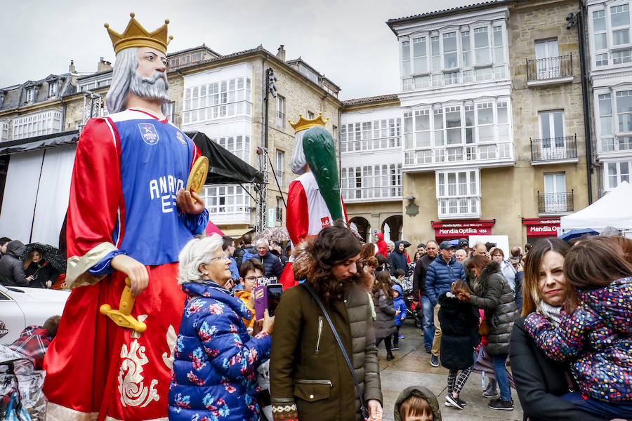 Los aficionados se dejan ver por el centro de la capital alavesa y la Fan Zone durante la segunda jornada de la Final Four 2019