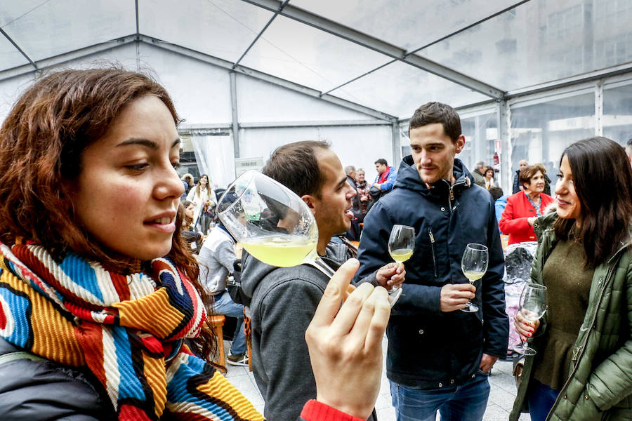 Los aficionados se dejan ver por el centro de la capital alavesa y la Fan Zone durante la segunda jornada de la Final Four 2019