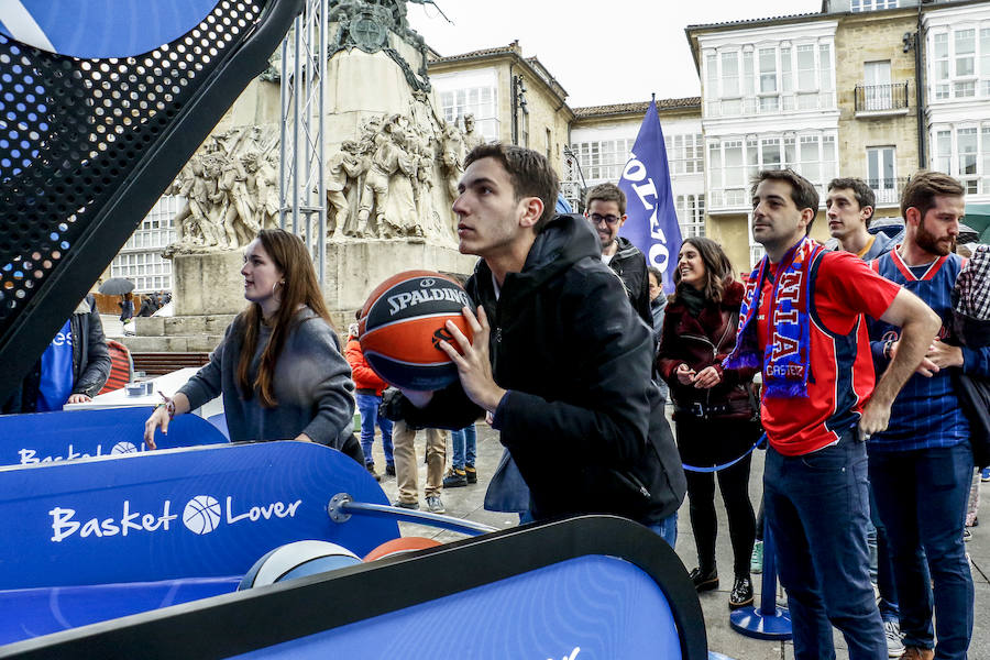 Los aficionados se dejan ver por el centro de la capital alavesa y la Fan Zone durante la segunda jornada de la Final Four 2019