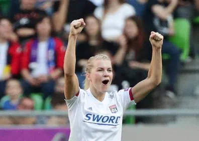 Imagen secundaria 1 - Celebración del Lyon y de Ada Hegerberg, actual Balón de Oro. A la derecha, Oshoala, tras anotar su gol.  