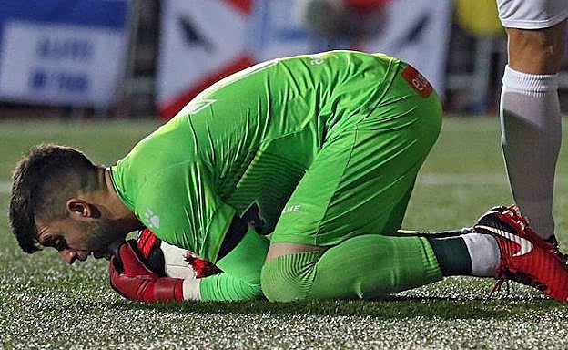 Sivera atrapa la pelota en un partido de Copa.