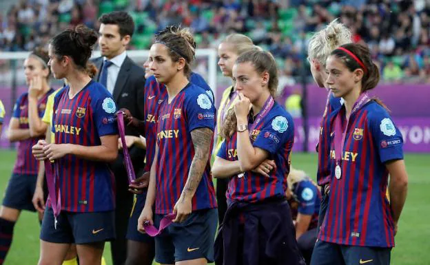 Varias jugadoras del Barça tristes tras recibir la medalla que las acredita como subcampeonas del torneo. 