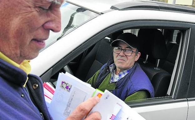 Un vecino recibe publicidad electoral en Arakaldo. 