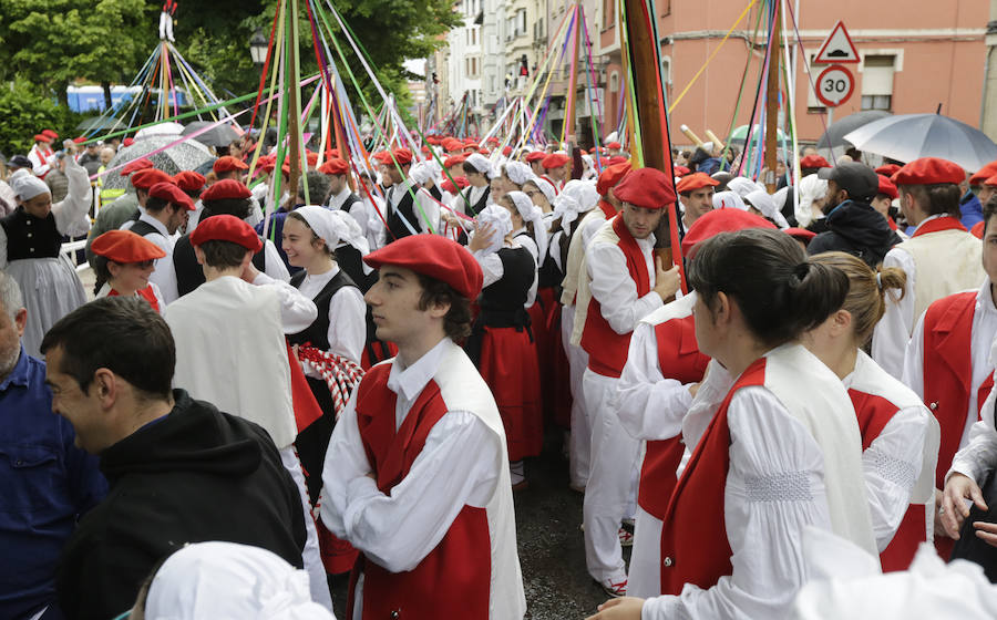 El Dantzari Eguna regresa a Sestao 30 años después. El evento ha reunido este domingo en el municipio fabril a más de 3.500 personas repartidas en 74 grupos de danzas procedentes de toda Bizkaia.