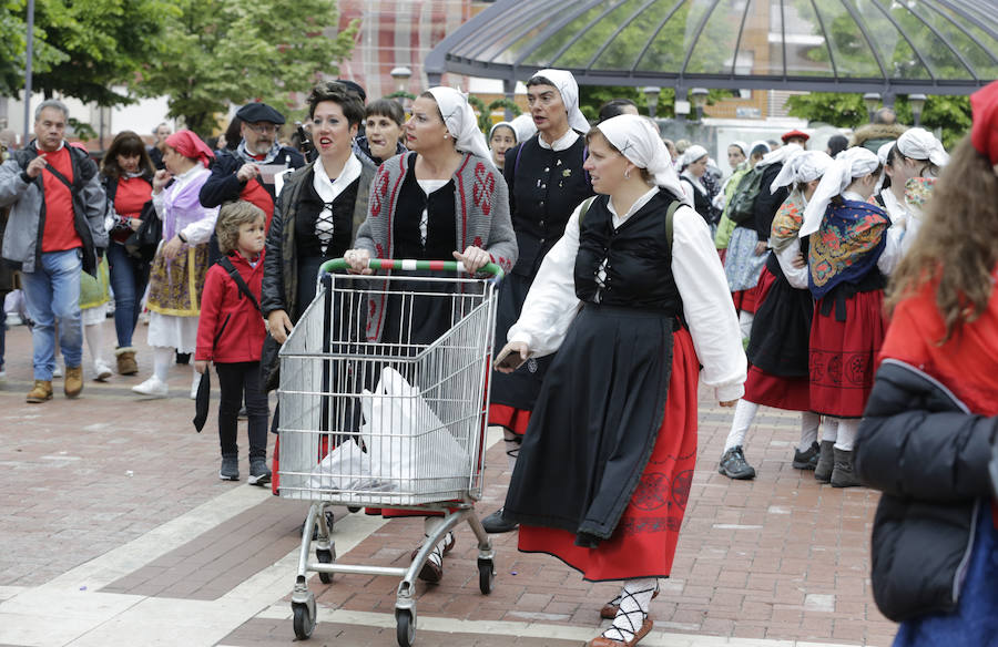 El Dantzari Eguna regresa a Sestao 30 años después. El evento ha reunido este domingo en el municipio fabril a más de 3.500 personas repartidas en 74 grupos de danzas procedentes de toda Bizkaia.
