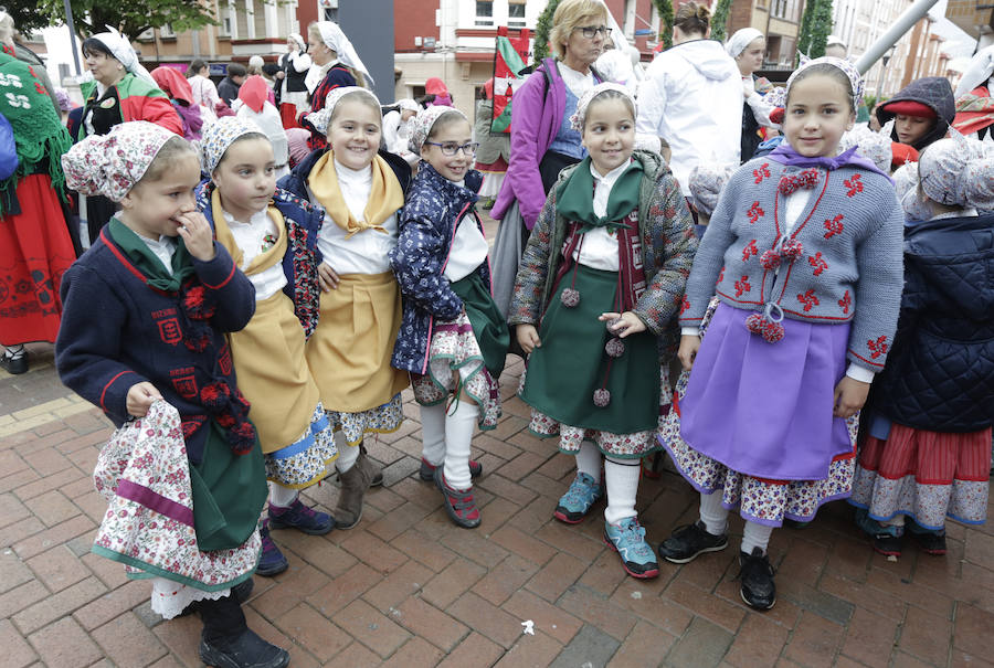 El Dantzari Eguna regresa a Sestao 30 años después. El evento ha reunido este domingo en el municipio fabril a más de 3.500 personas repartidas en 74 grupos de danzas procedentes de toda Bizkaia.