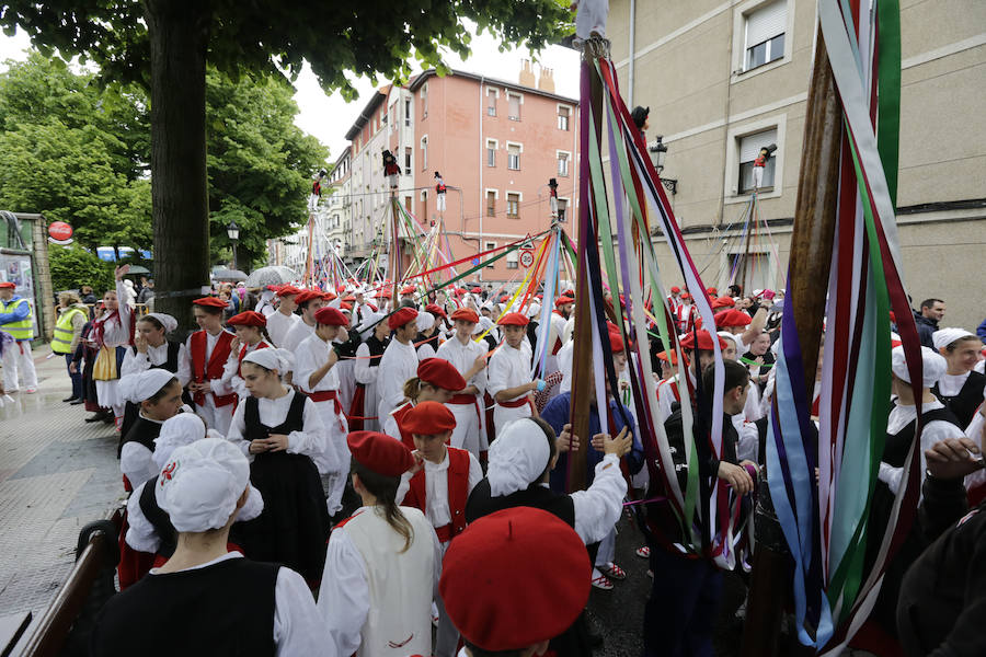 El Dantzari Eguna regresa a Sestao 30 años después. El evento ha reunido este domingo en el municipio fabril a más de 3.500 personas repartidas en 74 grupos de danzas procedentes de toda Bizkaia.