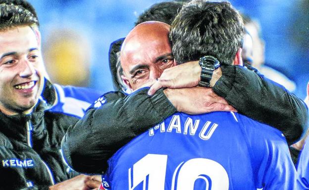 El Pitu Abelardo se abraza emocionado al capitán albiazul Manu García tras concluir el partido. Abajo, junto a Calleri y emocionado.