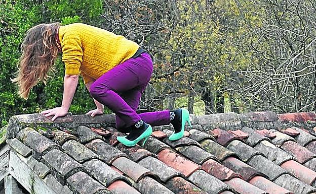 Imagen principal - Arriba, la mujer que trepa por el tejado con los tacones simboliza la salida del espacio del hogar. Abajo, las aristócratas salonistas de los siglos XVII y XVIII ejercieron una gran influencia cultural.