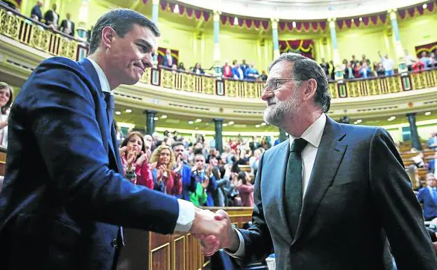 Para la historia. Rajoy estrecha la mano de Sánchez el 1 de junio de 2018 después de que el líder del PSOE fuese elegido presidente.