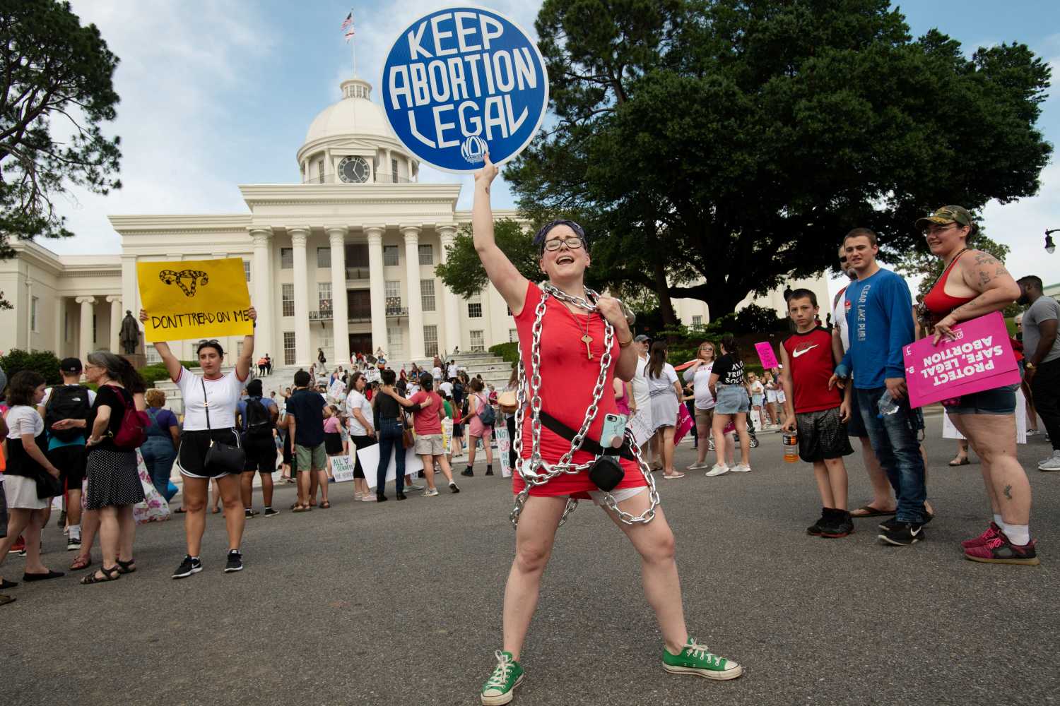 Kelli Thompson canta en el Capitolio del Estado de Alabama durante una protesta contra la nueva Ley de Protección de la Vida Humana de Alabama