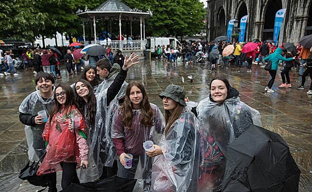 El chubasquero fue ayer una prenda imprescindible en el Ibilaldia.