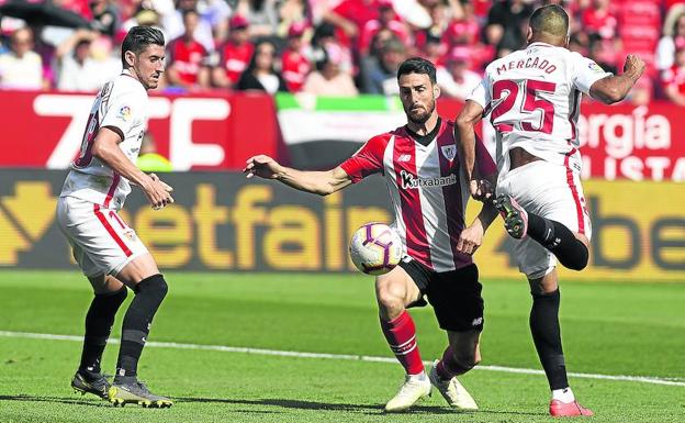 Aduriz, quien entró en la segunda parte en Sevilla por Williams, trata de controlar un balón ante el sevillista Mercado. 