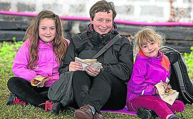 Lene, Evelyn y Joane pararon a comer un talo.
