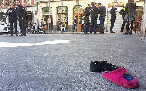 Los implicados en la reyerta, que movilizó un gran despliegue policial, perdieron el calzado.VÍDEO: Incidentes en San Francisco el pasado miércoles. MIKEL FONSECA