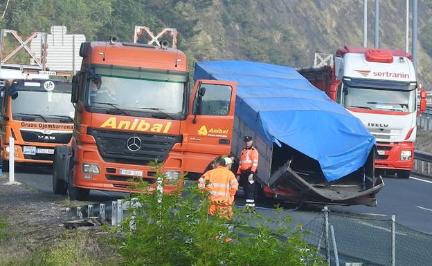 Un camión pierde las bobinas a su paso por Arrigorriaga y provoca retenciones kilométricas a primera hora