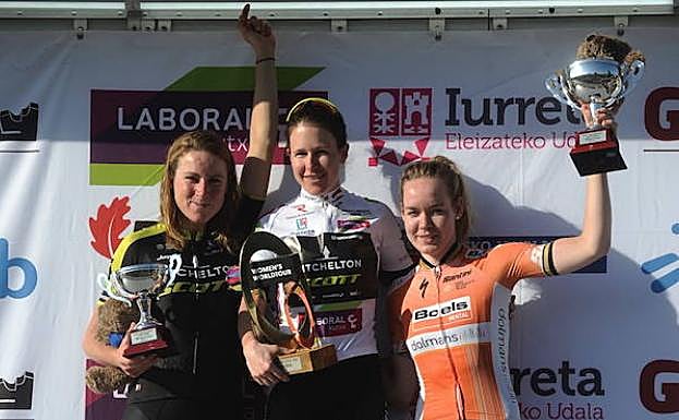 Amanda Spratt, en el centro, ganadora de la prueba en 2018. 