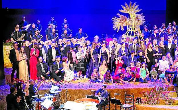 Foto de familia de los ganadores de los Max tras una gala brillante en la puesta en escena y emotiva por su defensa de la libertad creativa. 