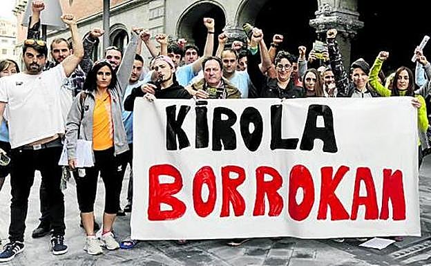 Trabajadores concentrados en Azkuna Zentroa.