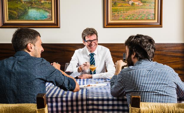 El candidato, en la mes. Gorka Urtaran conversa con los dos periodistas de EL CORREO en la sociedad gastronómica Zapardiel. 