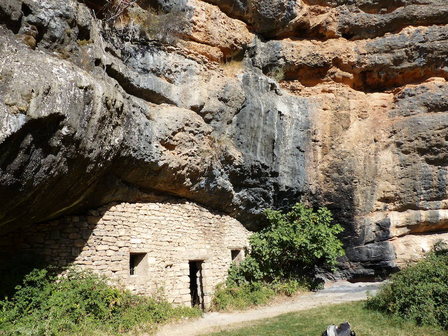 La ermita se halla incrustada en la roca. 