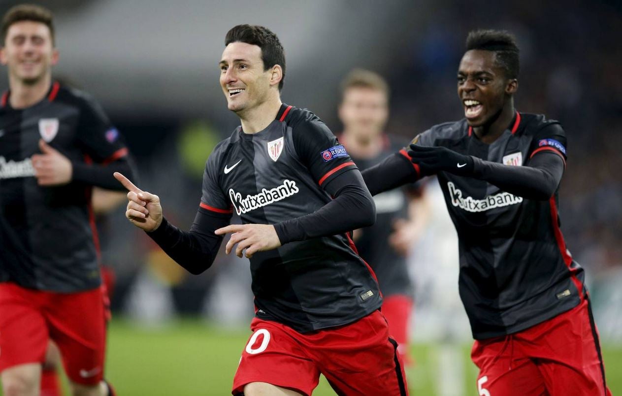 Aduriz es escoltado por Williams tras marcar un gol.