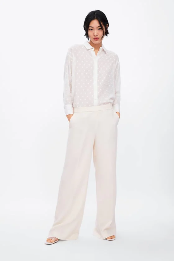 Alessandra de Osma y Patricia Pastor han elegido la misma blusa blanca para combinarla de una forma similar