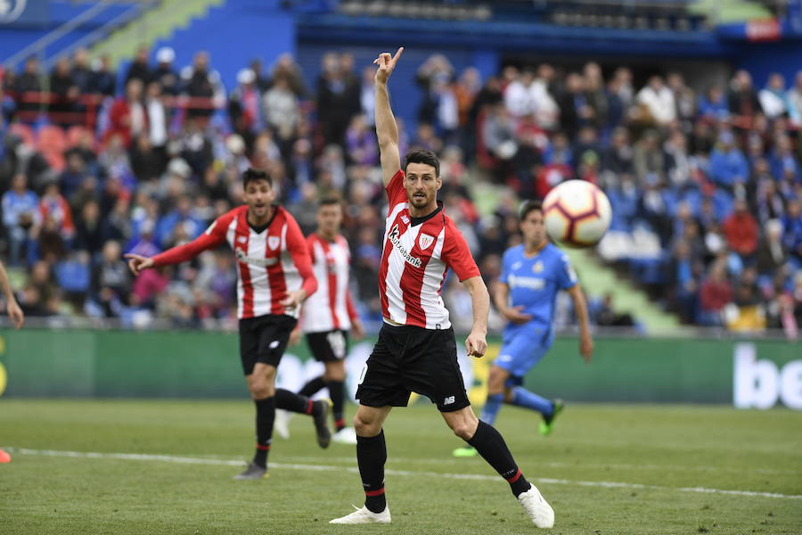 Aduriz pide un balón. 