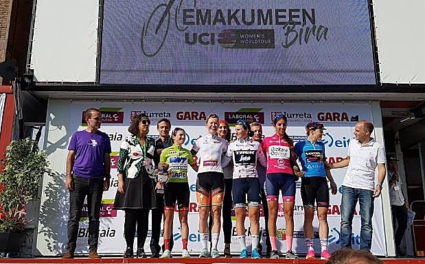 La belga D'Hoore, con el maillot blanco en el centro del podio.