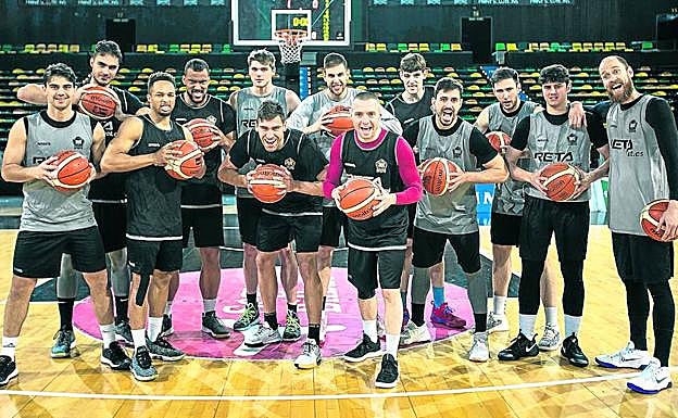 La plantilla del RETAbet Bilbao Basket, dispuesta a tumbar hoy al Palencia para continuar su camino hacia la ACB. 