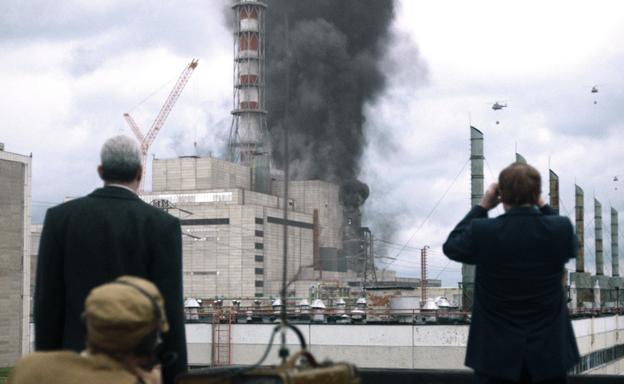 Imagen facilitada por HBO que muestra un fotograma de «Chernobyl», una miniserie sobre el desastre nuclear de los años 90 que se estrenará el mes de mayo.