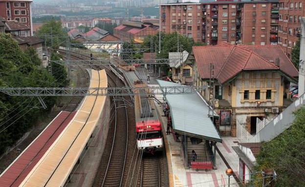 Vista de un tren a su paso por la estación de Bidebieta. 