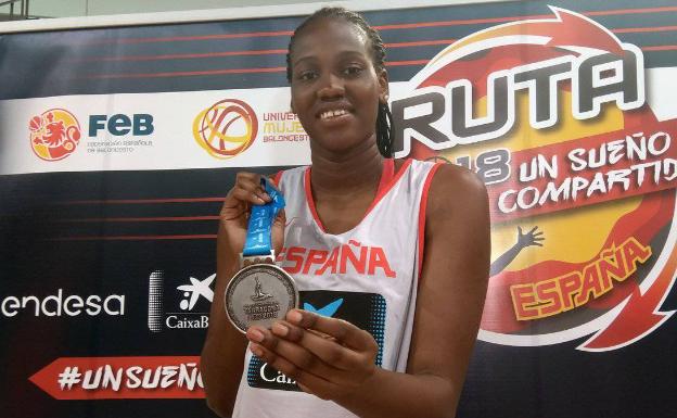 La jugadora posando con la medalla de plata obtenida en el 3x3 de los Juegos del Mediterráneo en 2018. 