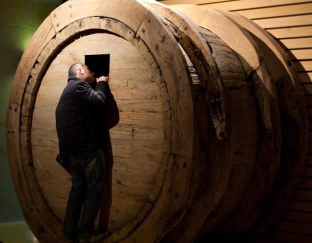 Visitante en el Museo Vivanco de la Cultura del Vino de Briones. 