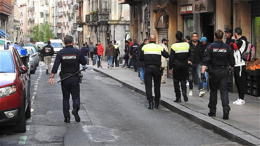La Ertzaintza y Policía Municipal han reforzado la presencia en las calles de San Francisco.
