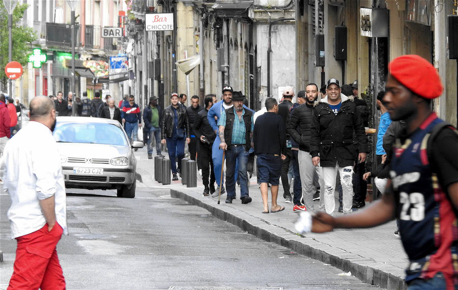 Las aceras se quedan pequeñas durante la tarde