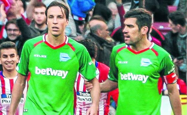 Tomás Pina y Manu García, durante el encuentro ante el Atlético en el Metropolitano.