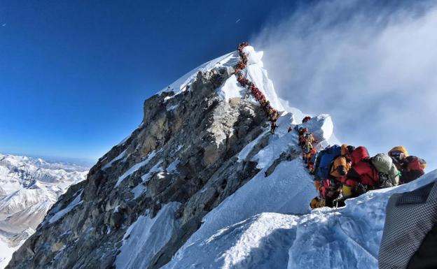 Decenas deontañeros hacen cola para llegar a la cumbre del Everest en una imagen tomada este jueves.