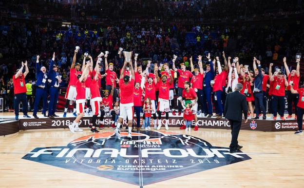 Los campeones celebran el título logrado en Vitoria. 