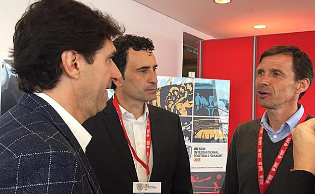 Karanka, Molina y Ziganda conversan durante la tercera edición del Bilbao International Football Summit. 