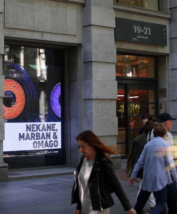 Pendientes de la gran (y pequeña) pantalla en plena calle. Enormes y espectaculares luminosos se levantan en la capital para ponernos al día con las últimas tendencias