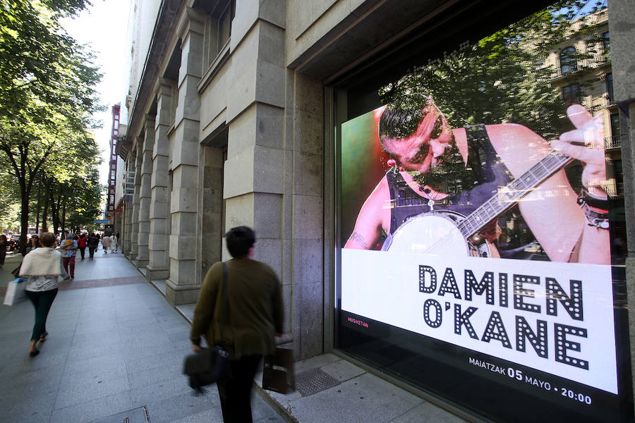 Pendientes de la gran (y pequeña) pantalla en plena calle. Enormes y espectaculares luminosos se levantan en la capital para ponernos al día con las últimas tendencias