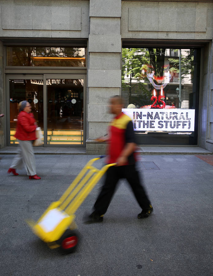 Pendientes de la gran (y pequeña) pantalla en plena calle. Enormes y espectaculares luminosos se levantan en la capital para ponernos al día con las últimas tendencias