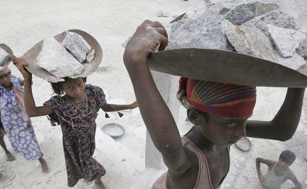 Niñas trabajan en una cantera de Gauhati (India). 