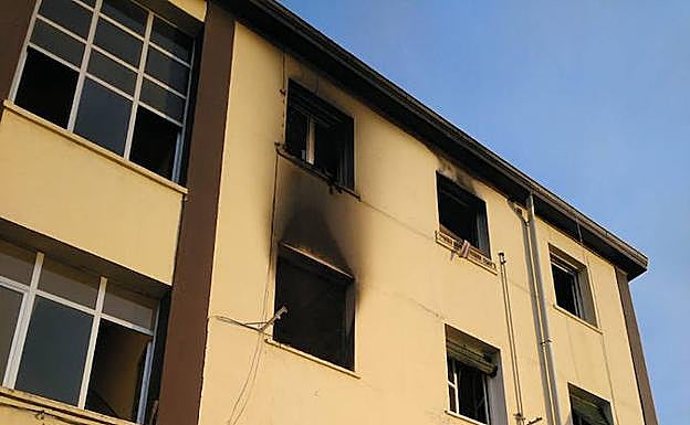 Estado de la fachada tras la intervención de los bomberos.